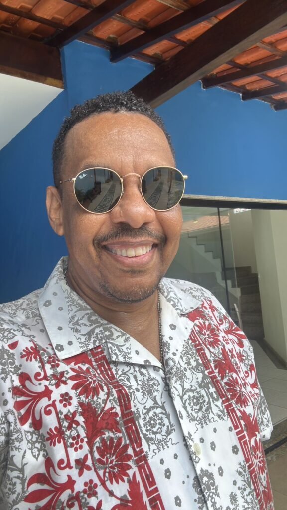 Romilson Castro Madeira, jornalista e apaixonado por óculos