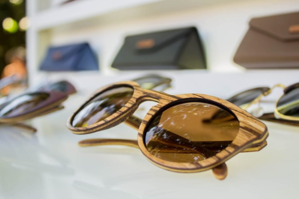 Óculos em madeira reutilizada da marca Sunset Wood