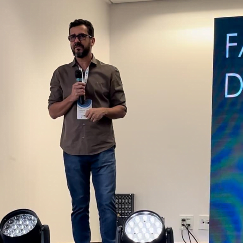 José Olacir da Silva, especialista em técnicas de laboratório.
